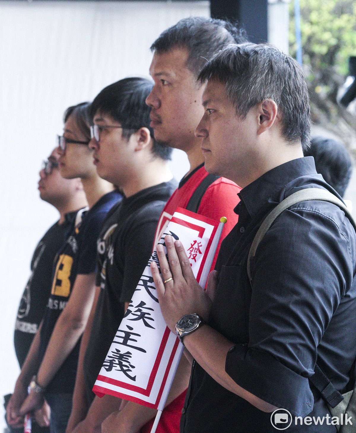 一位民眾拿著「發展台灣民族主義」旗子，雙手合十向史明靈前致敬。 圖：張良一/攝