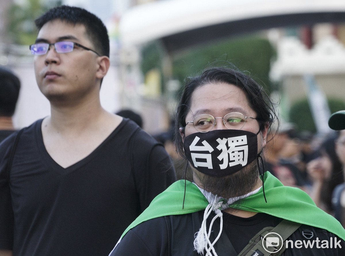 一位民眾帶著台獨口罩參加史明追思會。 圖：張良一/攝