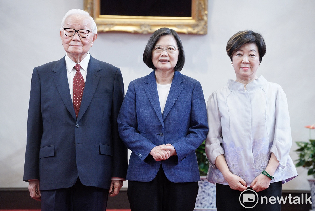 張忠謀夫婦與蔡英文合照。台積電創辦人張忠謀(左)、總統蔡英文(中)、台積電慈善基金會董事長張淑芬(右)。 圖：張良一/攝