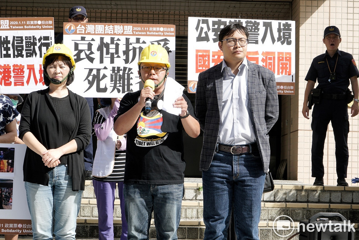 針對香港反送中抗議，有多位被逮捕的年輕人傳出被港警性侵、性暴力對待，台聯成員下午在移民署舉行記者會，要求移民署禁止港警、公安、武警身份者入境台灣。 圖：張良一/攝