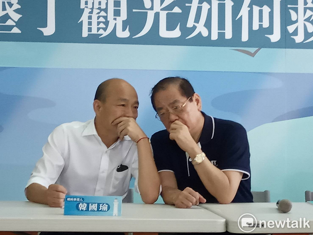 高雄市長韓國瑜請假環島之旅首站抵達屏東恆春，國民黨副主席曾永權一同前往，兩人交頭接耳。 圖：孫家銘／攝