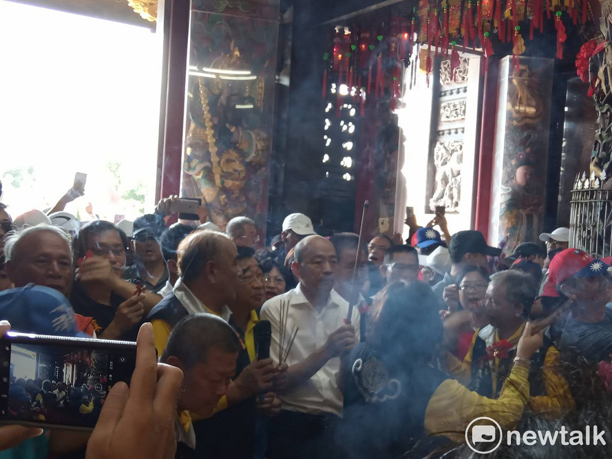 國民黨總統參選人韓國瑜今(16)日起請假拚大選，環島第一日自屏東恆春鵝鑾鼻出發，第四站來到枋寮德興宮參拜。 圖：孫家銘／攝