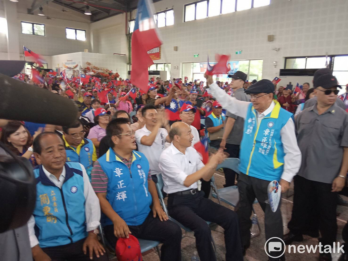 韓國瑜請假環島Day1，第五站來到來義郷多功能活動中心，參加黨部主辦的固本會報，並為國民黨原住民立委參選人站台。 圖：孫家銘／攝