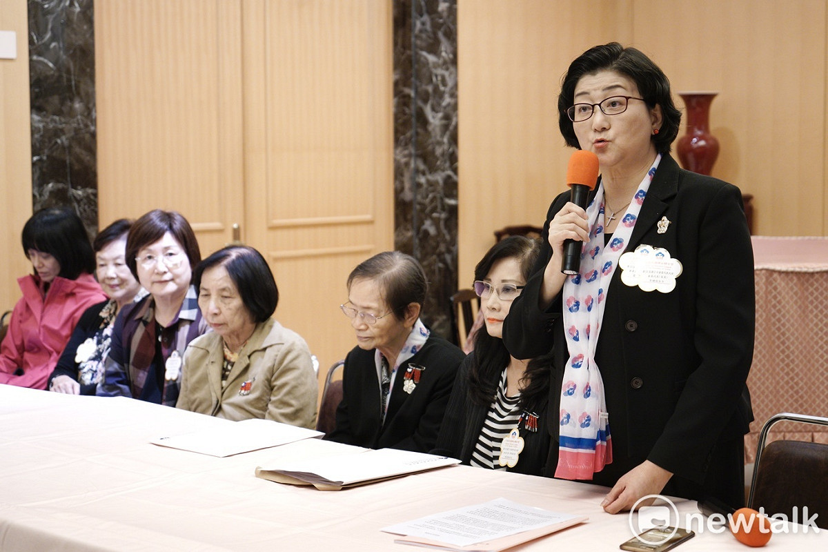 婦聯會今（16）天舉行會員代表大會，該會不記名投票決議，婦聯會不轉換為政黨。圖為婦聯會主委雷倩率多位常委說明會議結論。 圖：張良一/攝（資料照片）