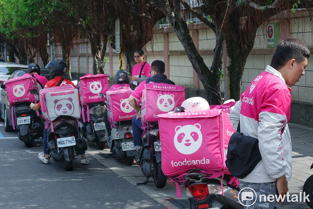 Uber今(14)日宣布將以9.5億美元現金收購Delivery Hero旗下的foodpanda台灣外送業務。這項交易預計在2025年上半年完成，前提是必須得到相關監管機構的批准。（圖為foodpanda外送員示意圖）。 圖：張良一／攝（資料照）