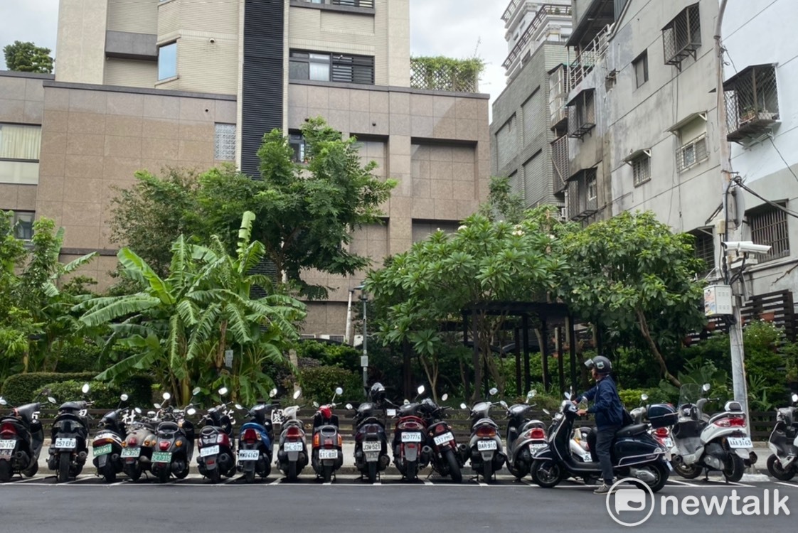 目前台北市已有信義商圈等16個區域機車停車格納入收費。（示意圖） 圖：閻芝霖／攝