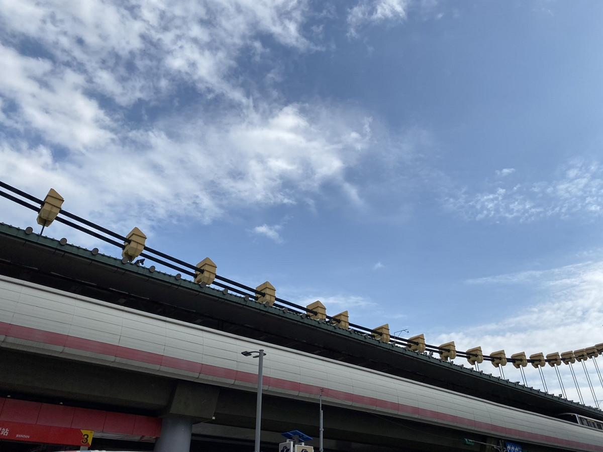 今（21）日氣溫持續回升，各地大多為多雲到晴 圖：閻芝霖/攝