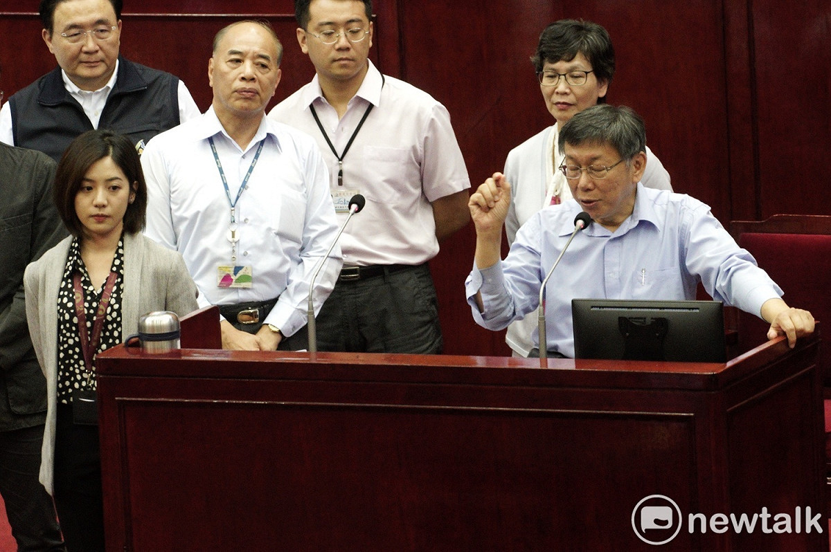 台北市長柯文哲、市府顧問蔡壁如、北市府副發言人黃瀞瑩在市議會備詢。 圖：張良一 / 攝（資料照）