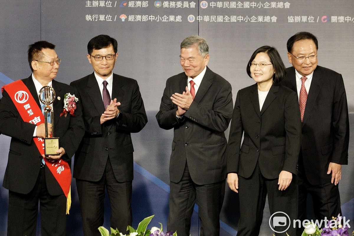 總統蔡英文29日出席國家磐石獎暨海外台商磐石獎頒獎典禮。 圖：張良一/攝