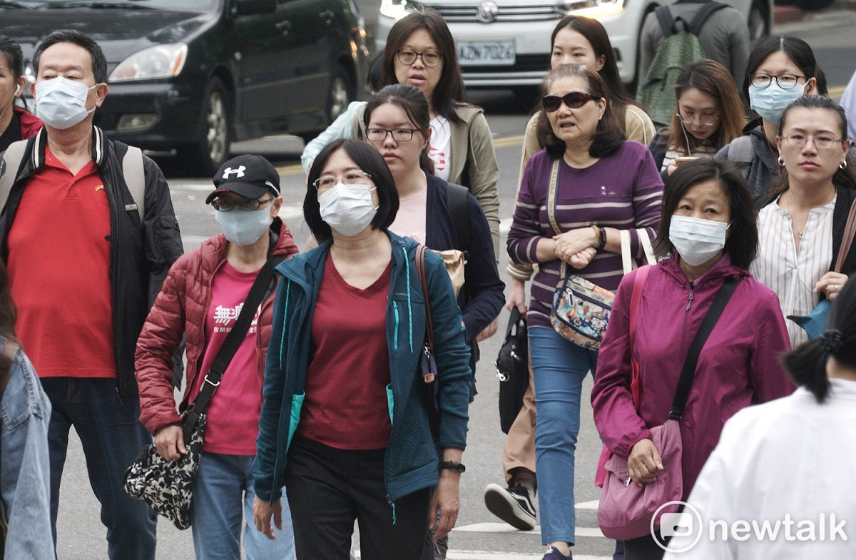環保署提醒，民眾注意防範，敏感族群或是老人、小孩等抵抗力較弱者，建議減少體力消耗活動及戶外活動，必要外出應配戴口罩。 圖：張良一／攝（資料照）