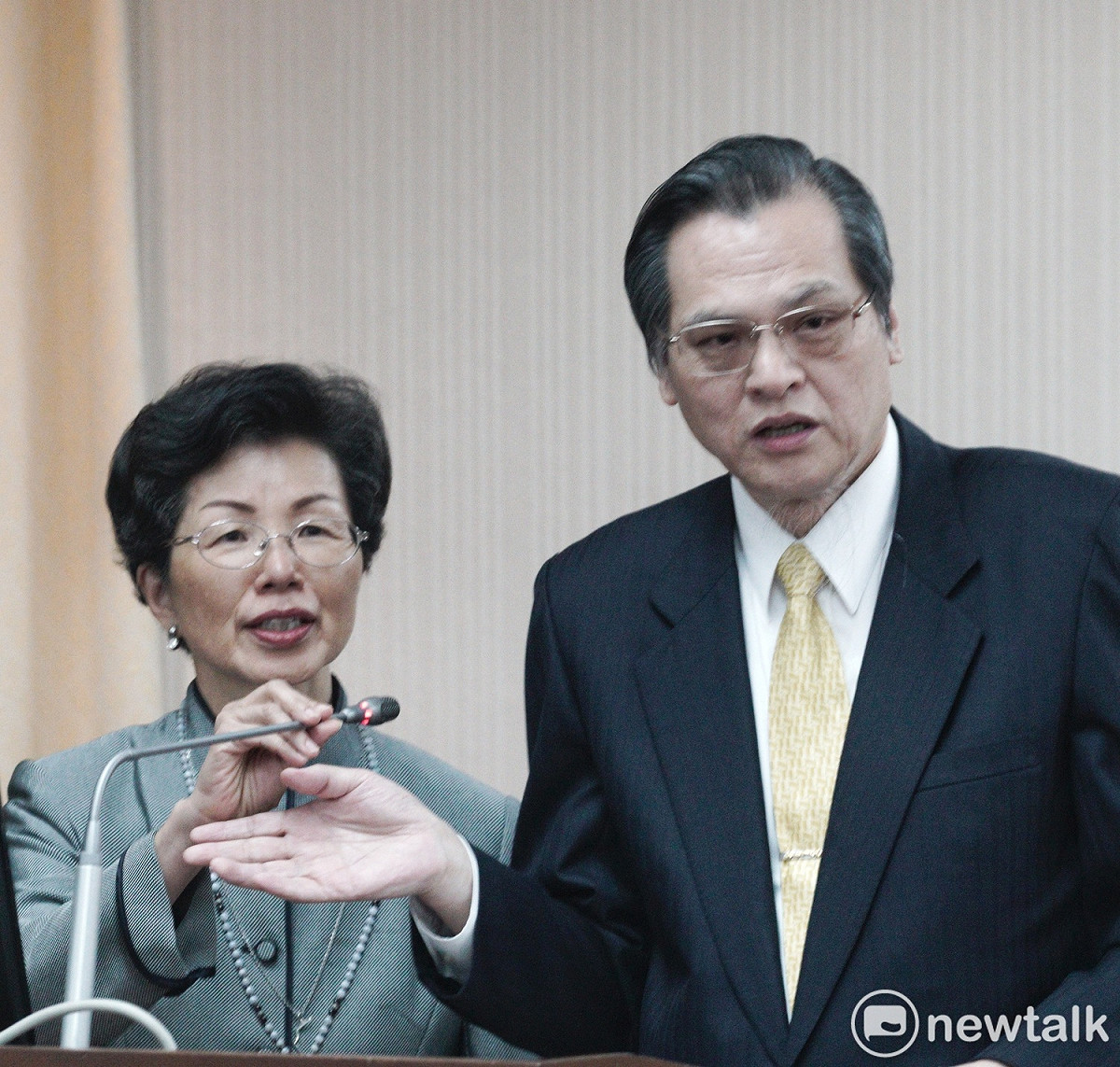 陸委會主委陳明通（右）、海基會董事長張小月（左）日前到立法院內政委員會備詢。 圖：張良一/攝（資料照片）