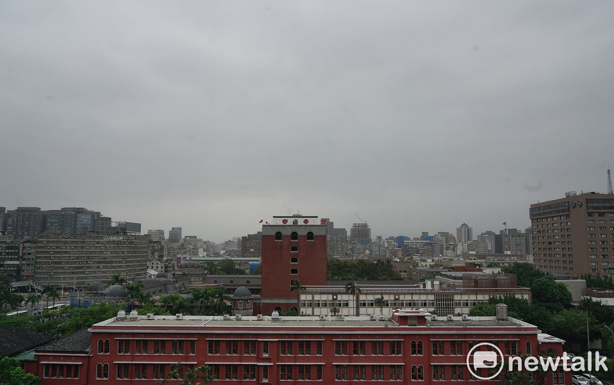 今（30）日受中國沙塵暴南下影響，北台灣早上一片灰濛濛。 圖：張良一/攝