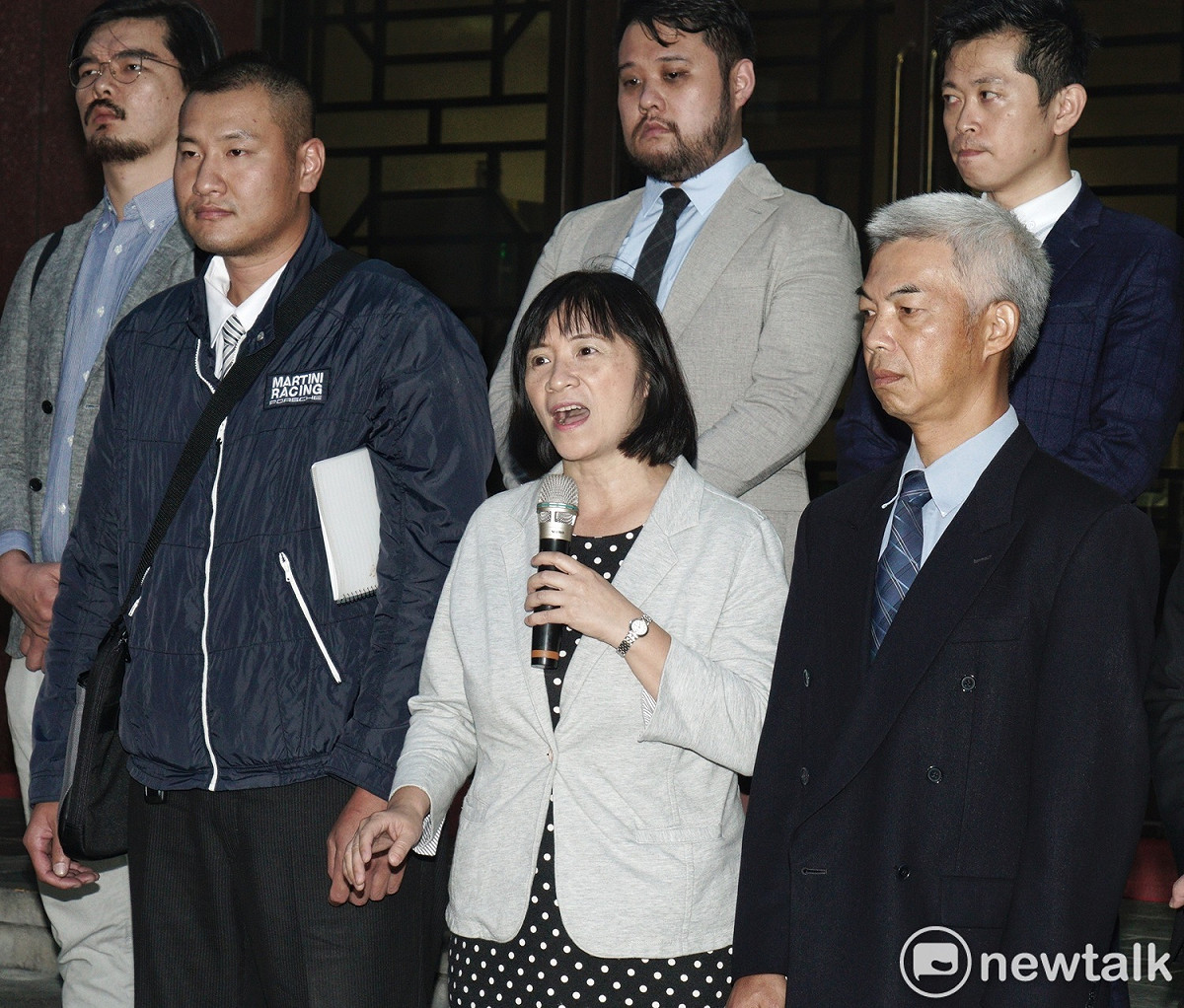 前台聯黨立委周倪安(持麥克風者)等14人在「324行政院驅離事件」一審宣判獲逾百萬國賠。 圖：張良一/攝（資料照片）