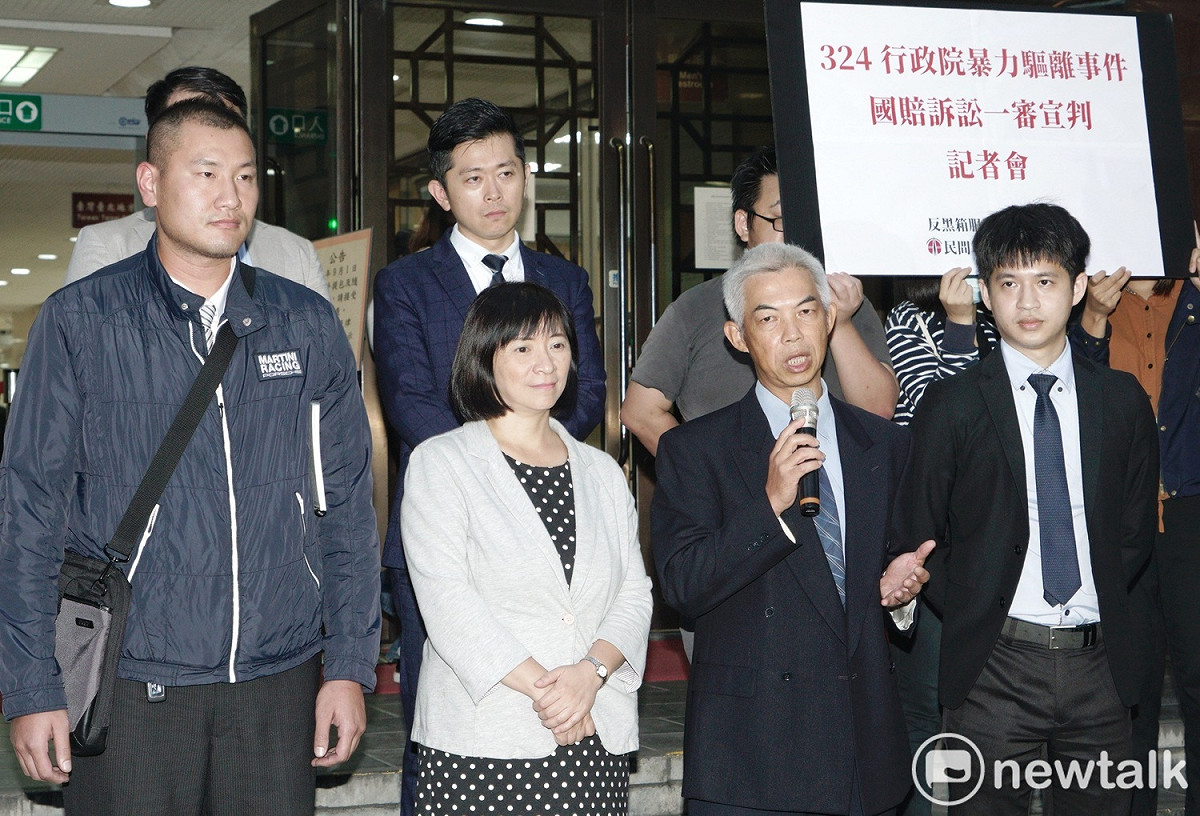 台北地方法院民事庭今（30）日就「324行政院驅離事件」，23位民眾對台北市政府和市警局請求國賠事件進行一審宣判，會後律師團在北院外舉行記者會。中間講話者為義務律師團代表尤伯祥。 圖：張良一/攝