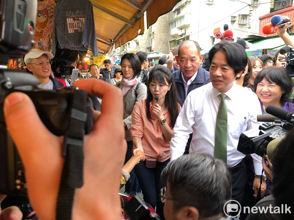 前行政院長賴清德今(1)日正式啟動輔選行程，第一站來到台北市，陪同民進黨立委參選人高嘉瑜掃街，沿途高喊「蔡賴配」。 圖：謝莉慧／攝