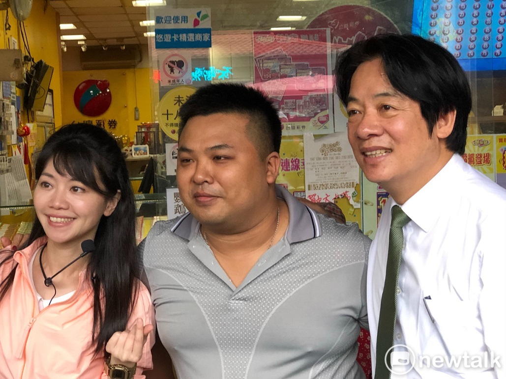 前行政院長賴清德（右）陪同民進黨立委參選人高嘉瑜至東湖五分市場掃街，與在地彩券行老闆合影。 圖：謝莉慧／攝