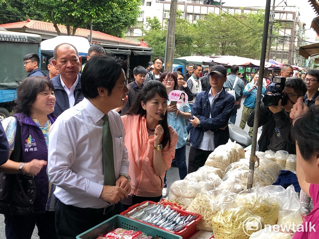前行政院長賴清德陪同民進黨立委參選人高嘉瑜至東湖五分市場掃街，高嘉瑜積極向攤販催票。 圖：謝莉慧／攝