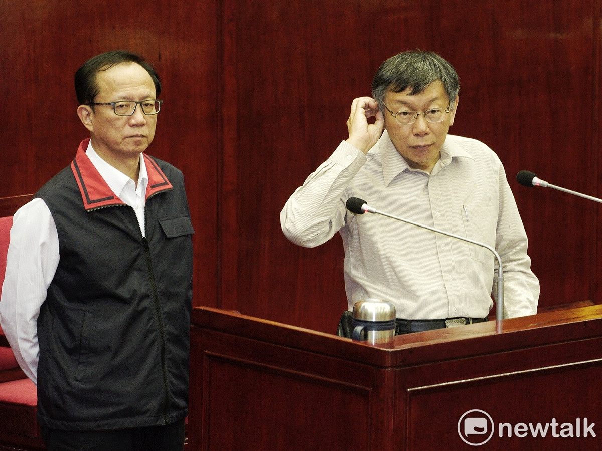 台北市長柯文哲（右）、台北市警察局長陳嘉昌（左）在台北市議會備詢。 圖：張良一 / 攝