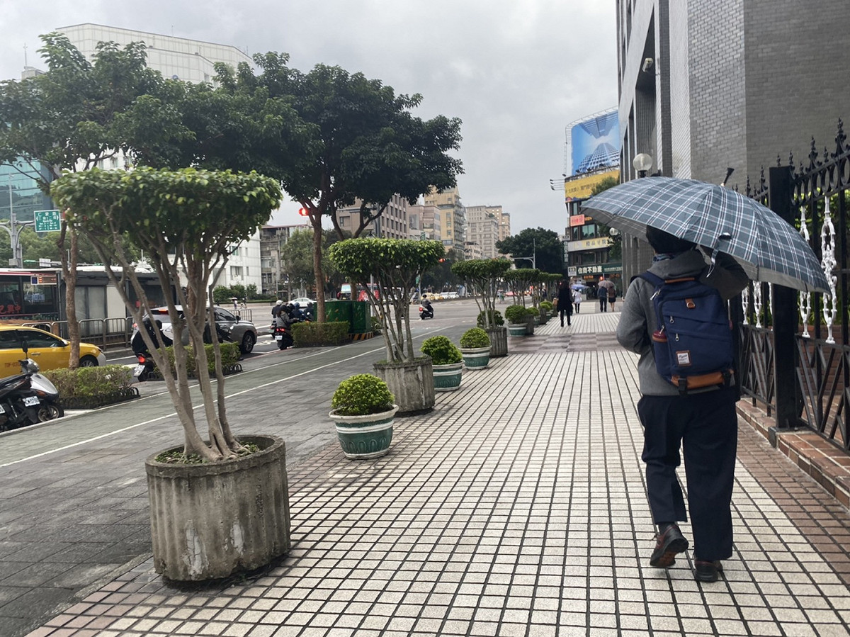中央氣象局表示，明天清晨各地偏涼，北台灣低溫可下探18度 圖：閻芝霖/攝