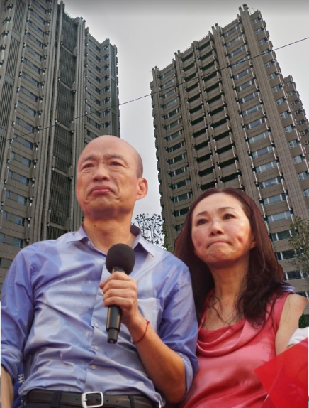 國民黨總統參選人韓國瑜夫婦豪宅爭議延燒。 圖:新頭殼合成