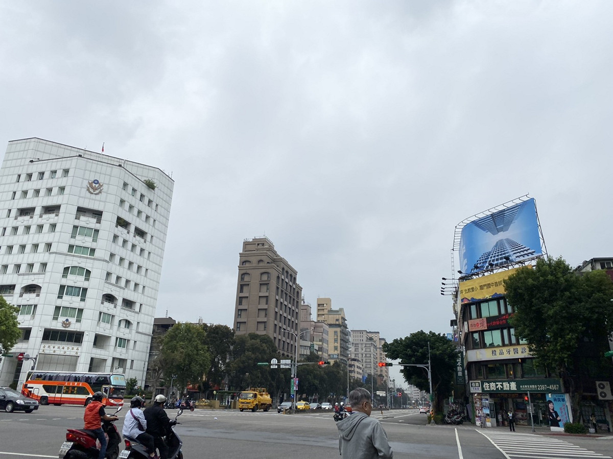 今（7）日上半天各地大多還是以多雲到晴為主，但下半天東北季風增強、水氣增多，東北部降雨區域較廣 圖：閻芝霖/攝