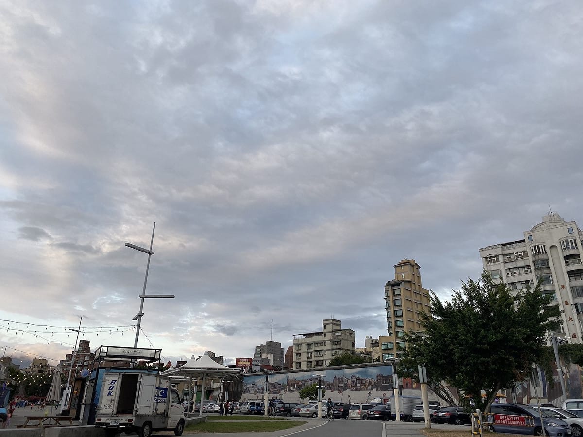 受鳳凰颱風外圍環流影響，北部及東半部地區21日有短暫雨。 圖：閻芝霖/攝