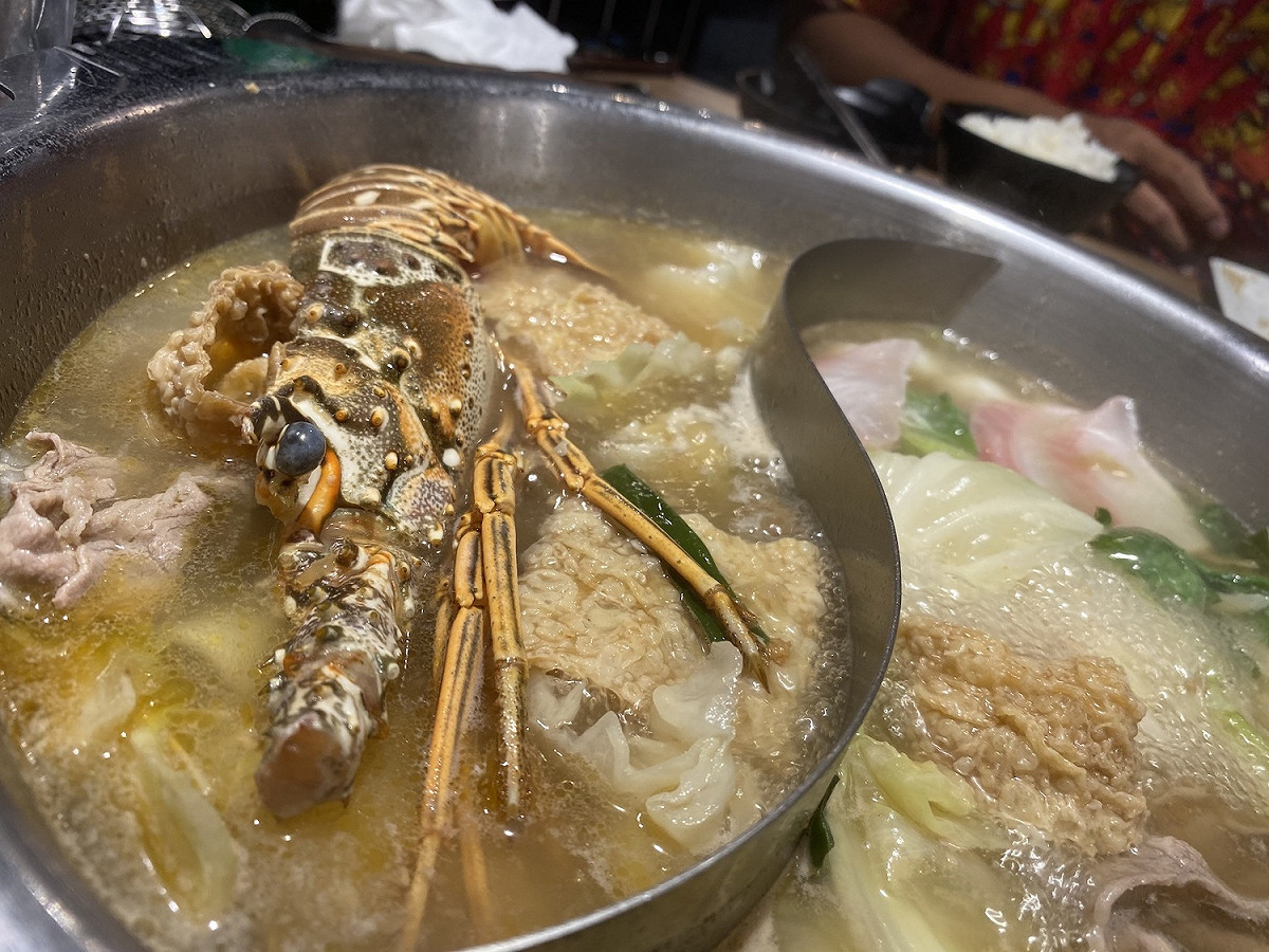 舉凡是麻油雞、火鍋等，這些補冬食物不外乎是富含高油脂、高普林、高鹽分等等的菜色，因此也必須注意許多可能引發的健康問題 圖：閻芝霖／攝