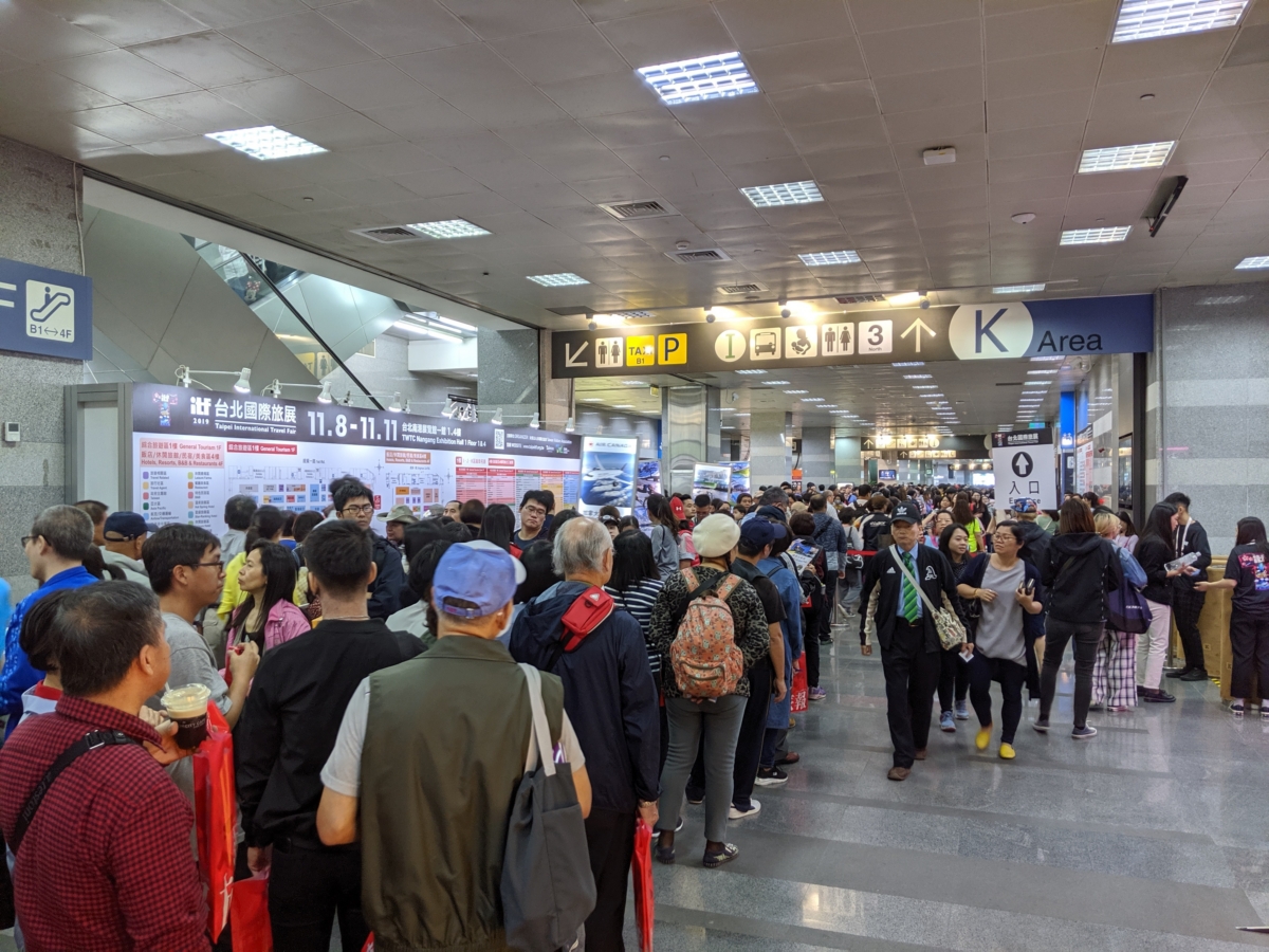 雖然正式開放時間為中午12點，但12點前場外早已排起長長人龍。 圖：葉宜哲／攝