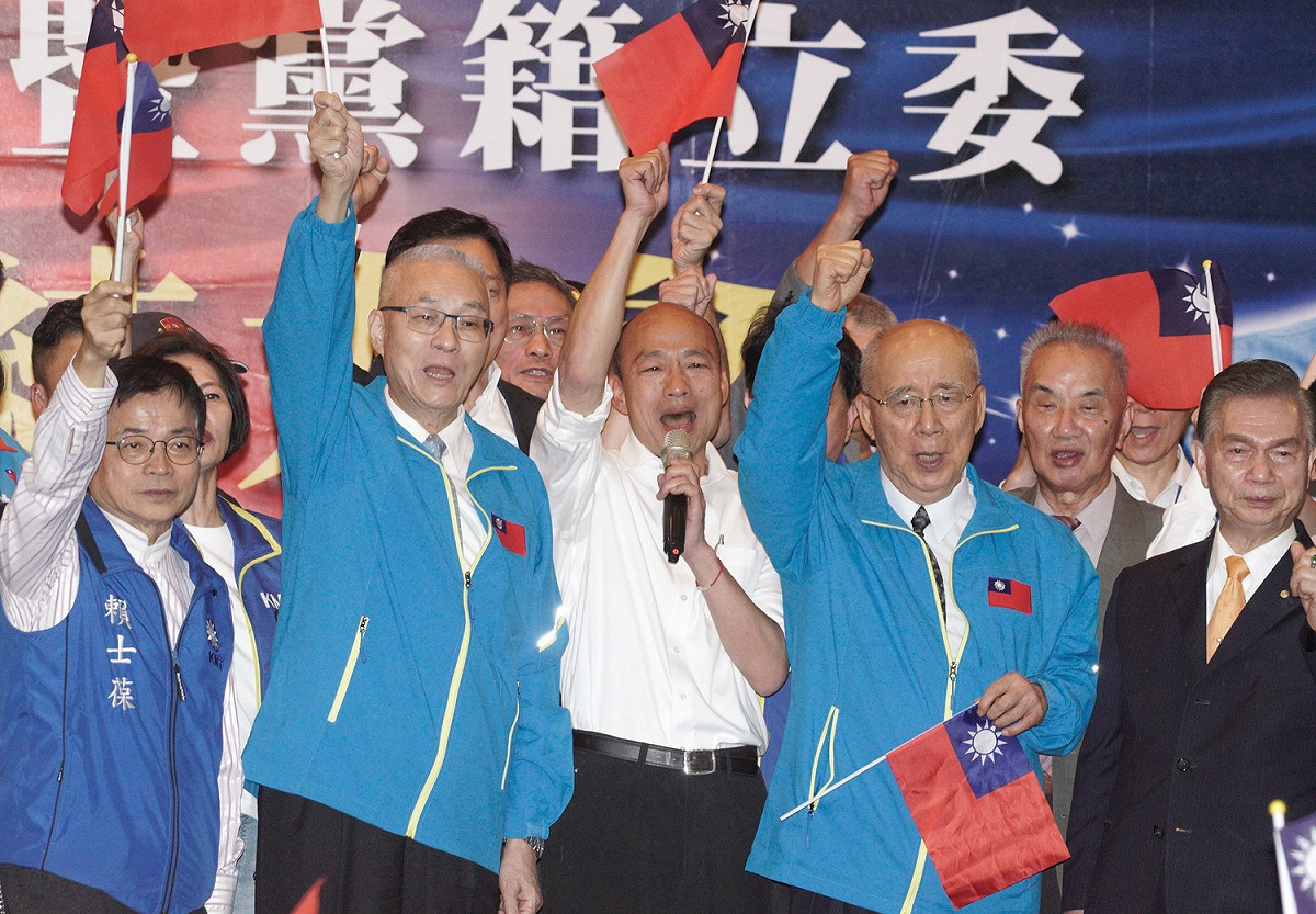 國民黨總統參選人韓國瑜、主席吳敦義出席全國全國公教軍警消例挺韓國瑜團結大會軍警消例挺韓國瑜團結大會。 圖：張良一/攝