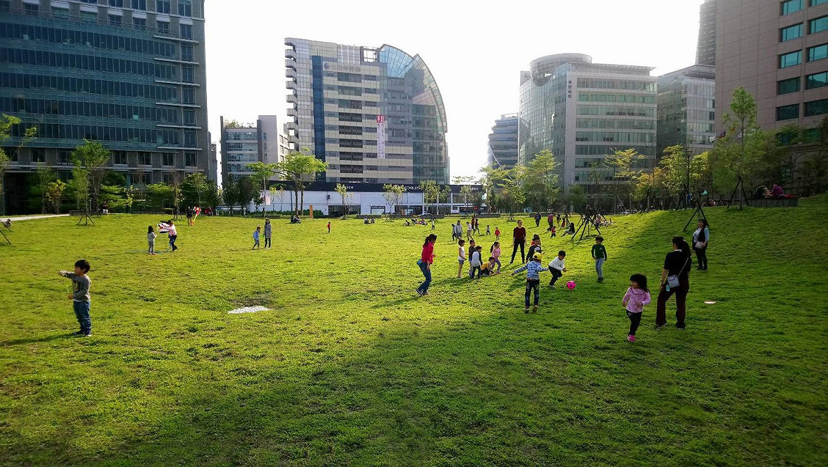 「大港墘公園」-徜徉在觀山大草原裡快樂地遊戲，綠地下方也是都市減災防洪的雨撲滿 圖：台北市公園處/提供