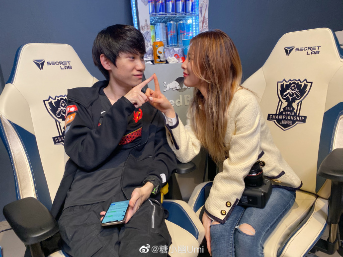 Doinb與糖小幽於今年2月2日透過直播的方式向粉絲宣布正式領取結婚證。 圖：翻攝自糖小幽微博