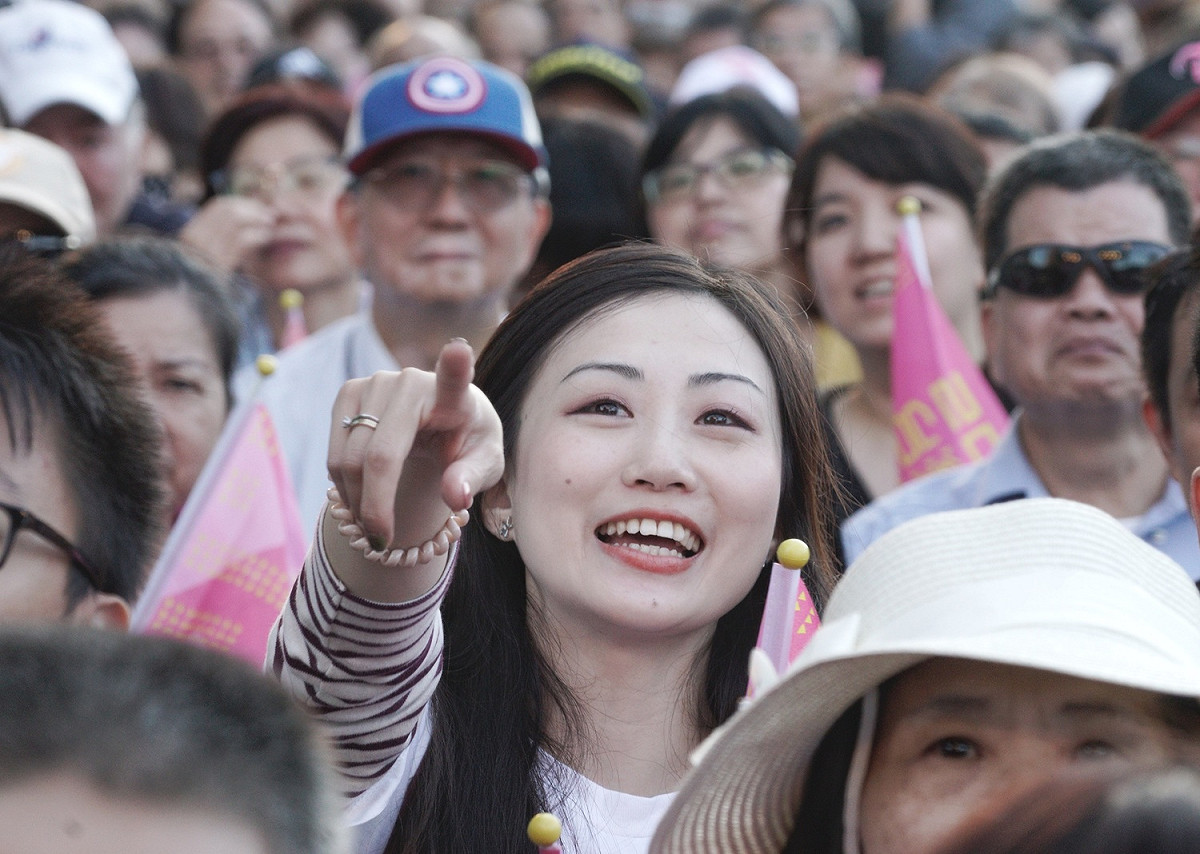 支持者參加蔡英文競選總部成立造勢大會。 圖：張良一/攝