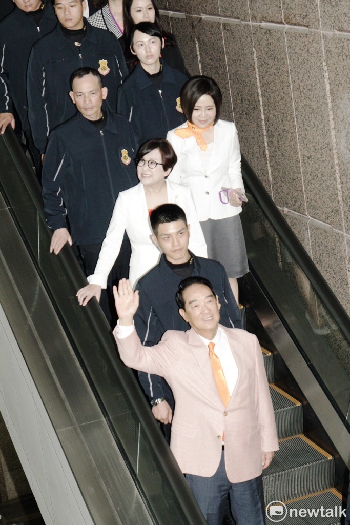 親民黨宋楚瑜和副手余湘今天前往中選會登記參正副選總統。 圖：張良一/攝