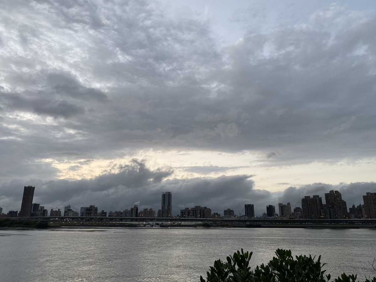 中央氣象局表示，明（19）日是這波東北季風影響期間最冷的時候，清晨、深夜中部以北及東北部地區低溫約16至18度間 圖：閻芝霖/攝