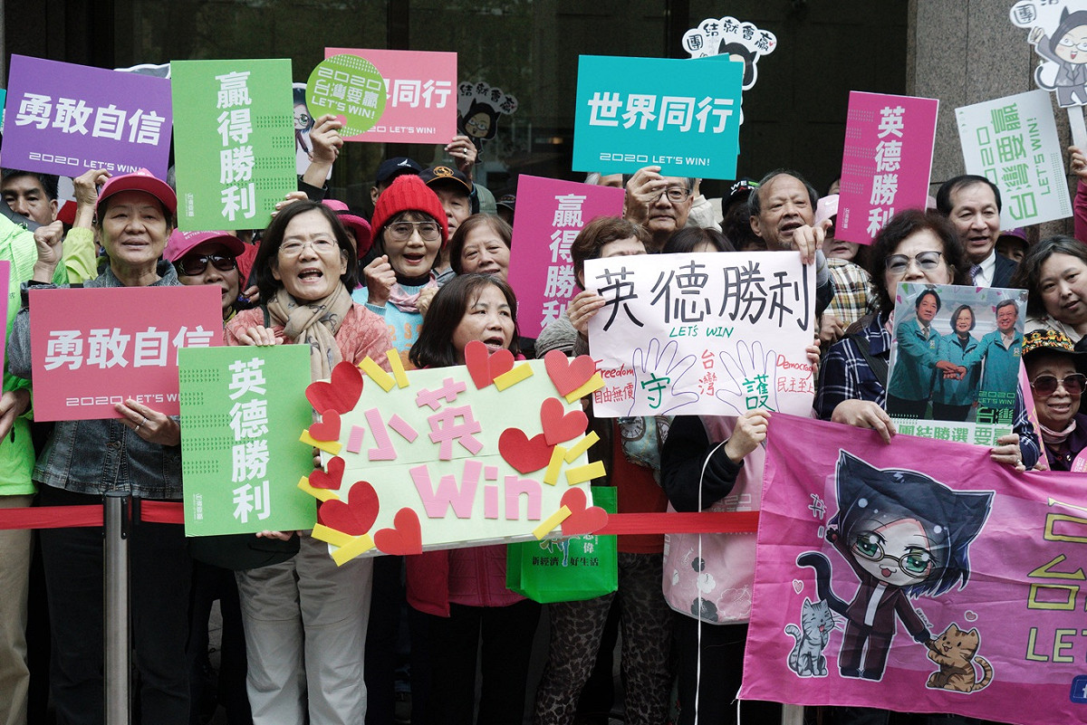 小英支持者在中選會外為民進黨正副總統候選人蔡英文賴清德加油打氣。 圖：張良一/攝