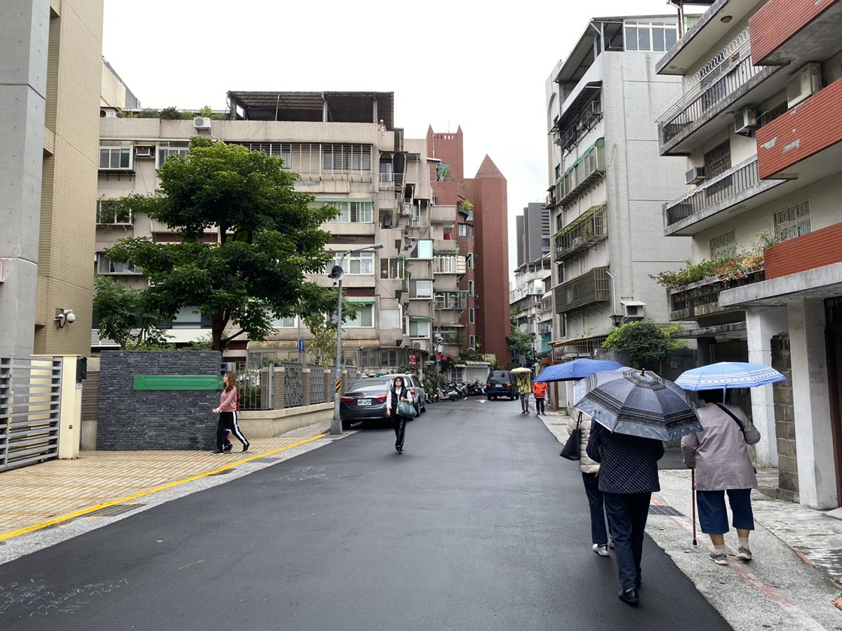 今天受東北季風影響，北部、東半部地區有局部短暫雨，其中東北部地區降雨較持續。 圖：閻芝霖/攝