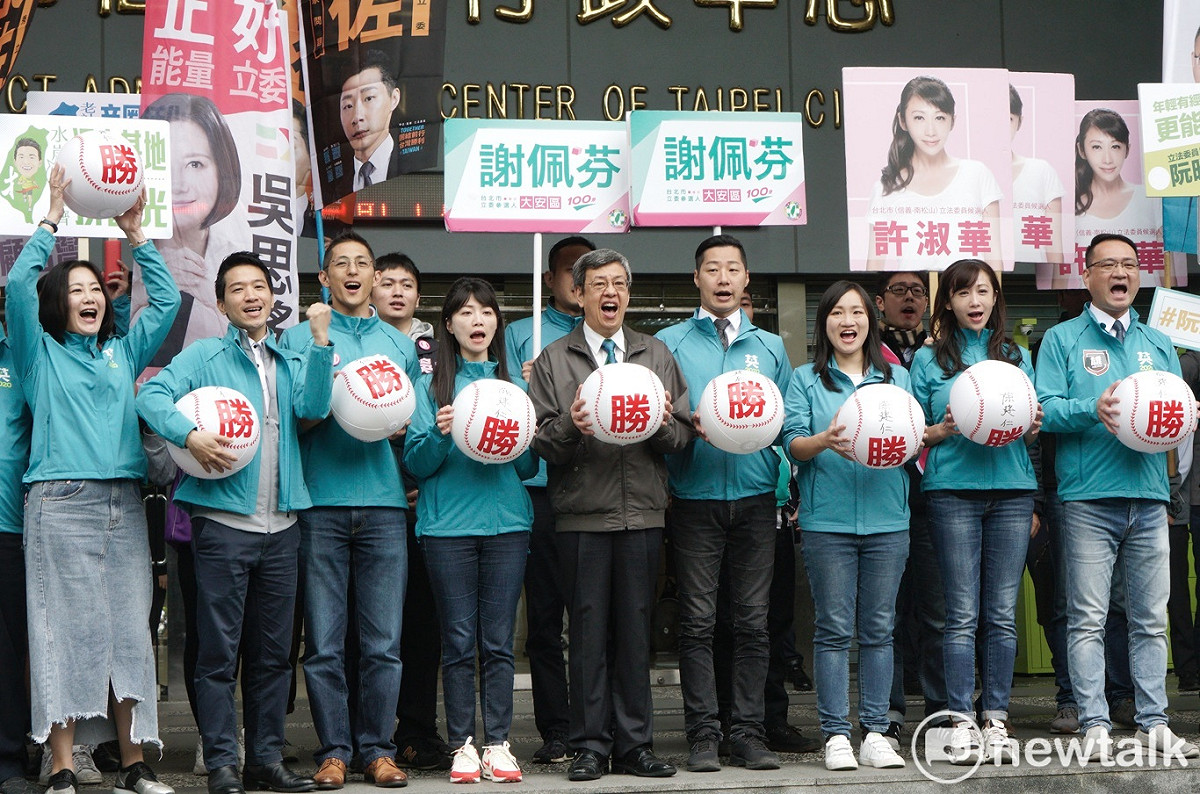 副總統、小英競選總部主委陳建仁陪同8位立委候選人在市選委會登記參選。 圖：張良一 / 攝