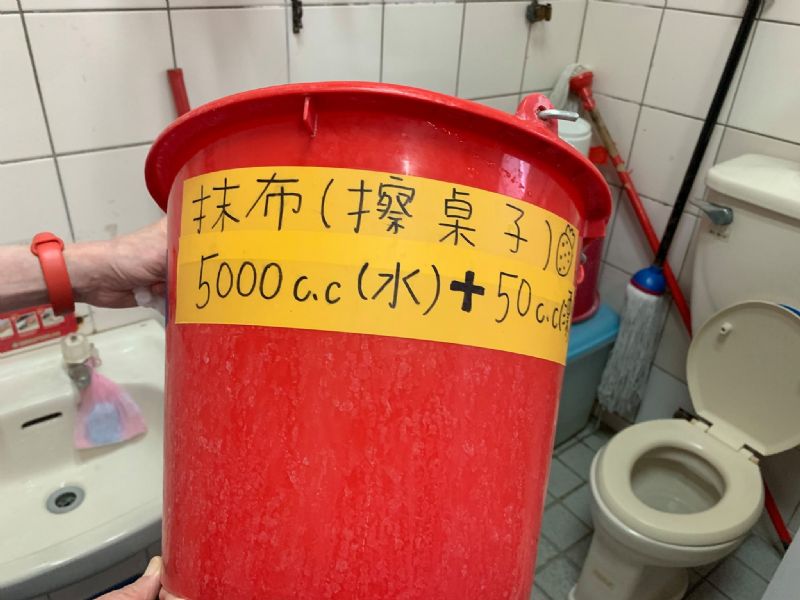 衛生局表示，居家一般環境清潔消毒可用「500ppm漂白水」進行消毒，用100c.c.市售5%漂白水加入10公升清水後混和均勻。 圖：台南市衛生局／提供
