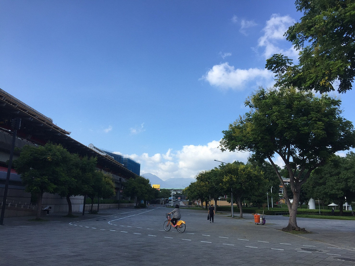 今（23）日水氣減少，東北部降雨會比昨（22）日趨緩許多，大部分時間為多雲可透光的天氣 圖：閻芝霖/攝