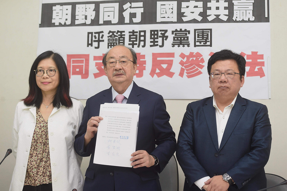 民進黨團總召柯建銘、幹事長管碧玲、書記長李俊俋昨天舉行「反滲透法草案」記者會，宣示要在本會期通過法案。 圖：本報攝影中心