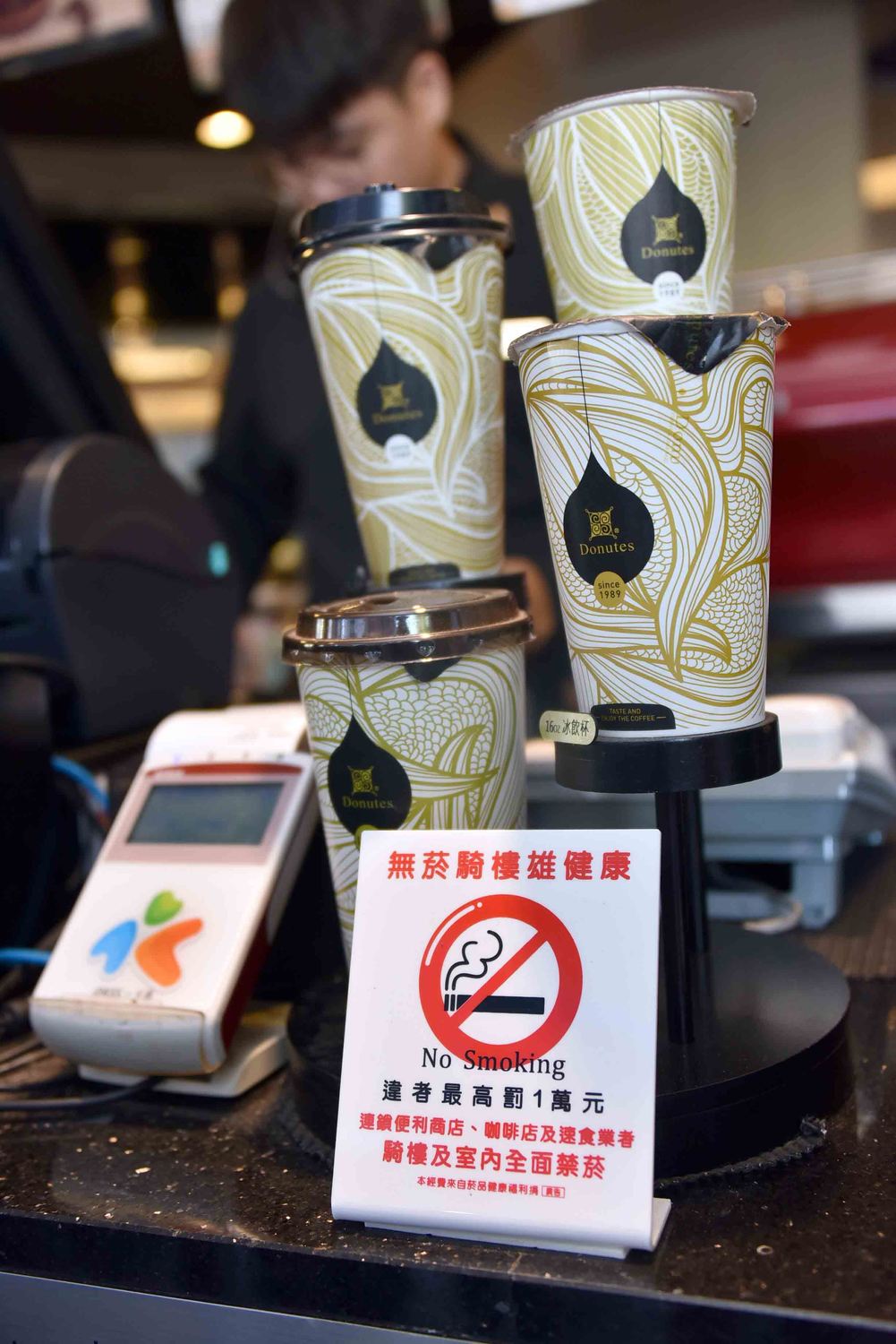 衛生局表示，若於禁菸場所吸菸者，將依《菸害防制法》第31條第1項規定，處新台幣2千元以上1萬元以下罰鍰。 圖：高雄市衛生局/提供