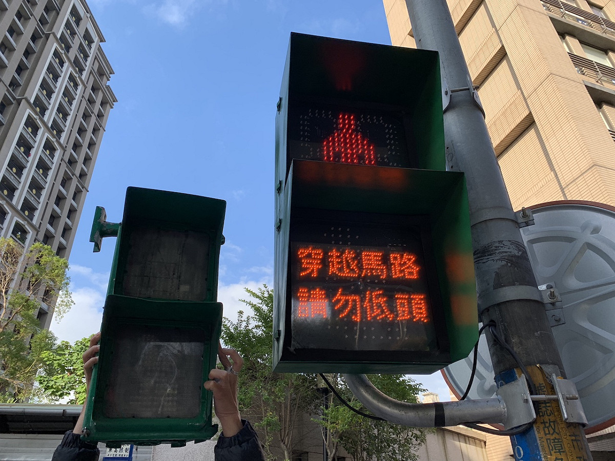 新北市交通局首創讓小綠人於倒數秒數不再快跑，改以閃燈警示，以防止行人跌倒意外發生。 圖：新北市政府／提供