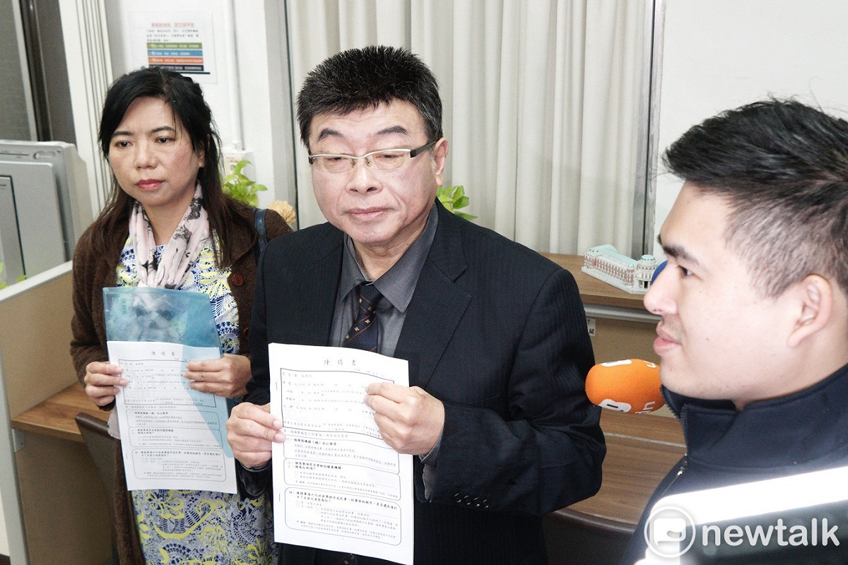 新黨不分區立委參選人邱毅、陳麗玲和王炳忠等人赴監察院，要求彈劾法務部長、中監典獄長。 圖：張良一/攝