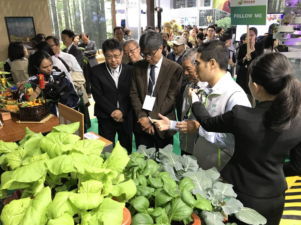 立法院長蘇嘉全、立法院前院長王金平、農委會副主委陳駿季參觀「2019 台灣醫療科技展」農業健康館。  圖：農委會/提供