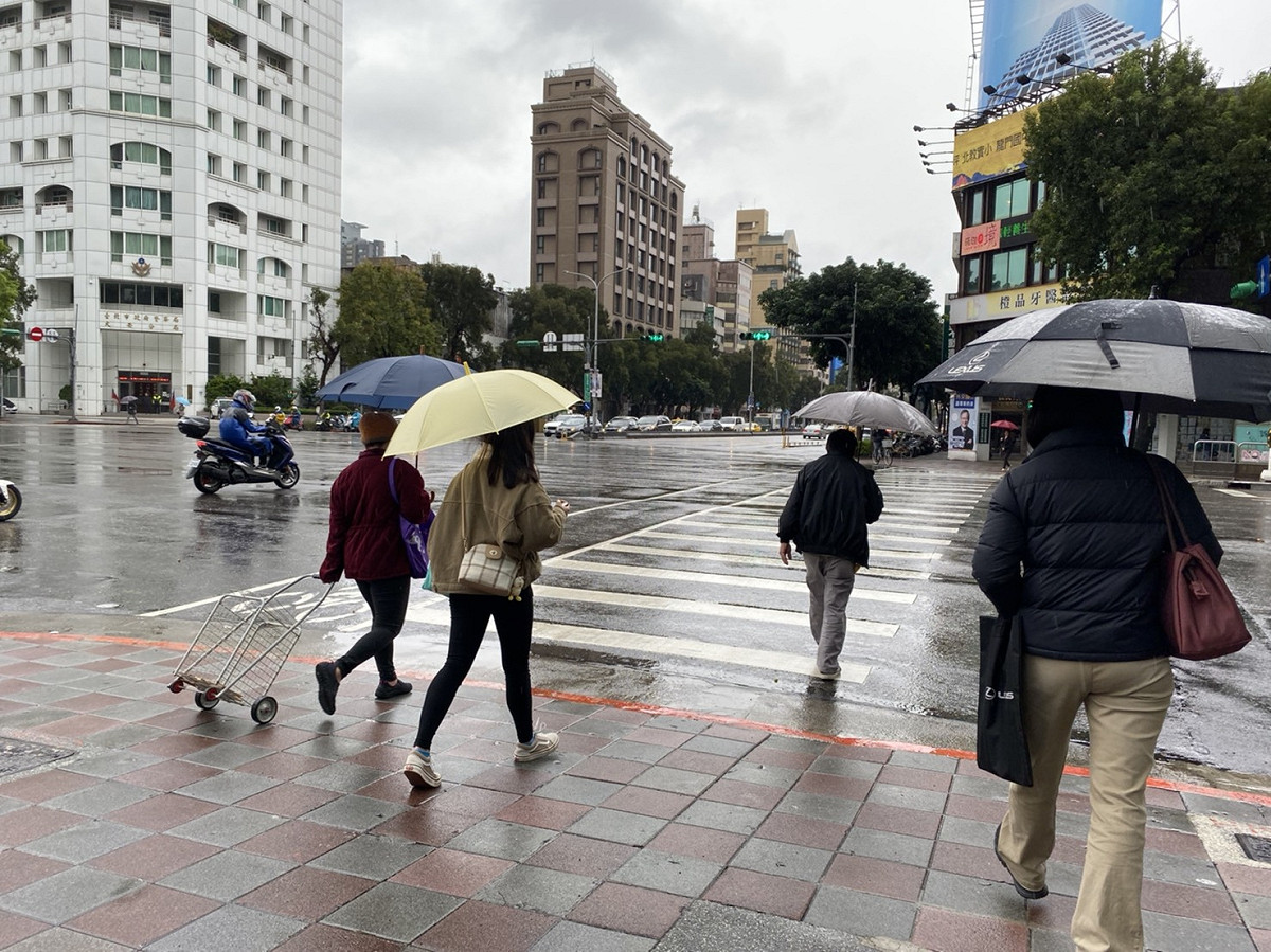 今天台灣北邊有一個微弱低壓系統生成發展帶來北風，除了台灣東半部地區及桃園以北有局部短暫雨之外，其他地區大多為多雲到晴。 圖：閻芝霖/攝