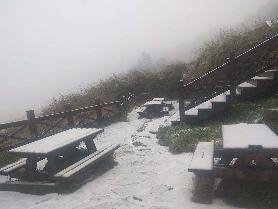 根據布農卡里布灣高山協作回報，雪山地區目前已經開始下雪，戶外桌椅也被白雪覆蓋。 圖：取自雪霸國家公園登山資訊分享站（布農卡里布彎高山協作特派員提供）