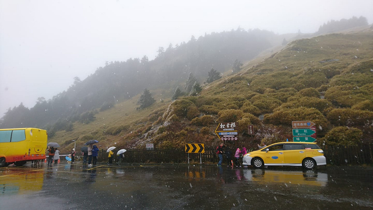 有民眾在社團PO出合歡山松雪樓飄冰霰的美照，讓追雪族們紛紛表示「超美」 圖：網友曾于珊/授權提供