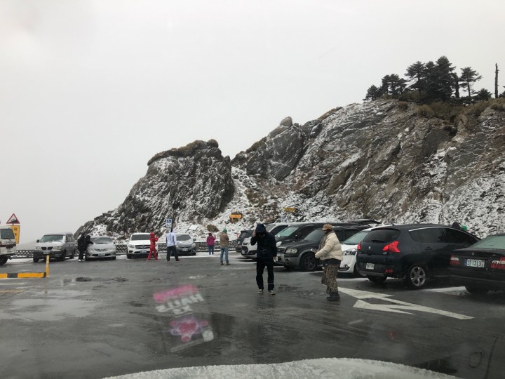 合歡山飄初雪，白茫茫一片超壯觀 圖：網友江文正/授權提供
