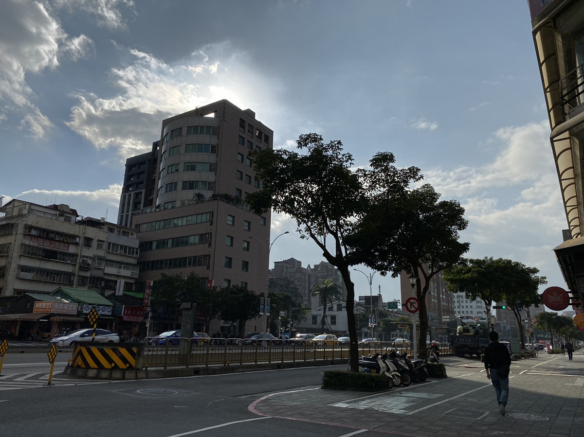 今（2）日各地仍為多雲時晴的天氣，白天高溫上看30度以上 圖：閻芝霖/攝