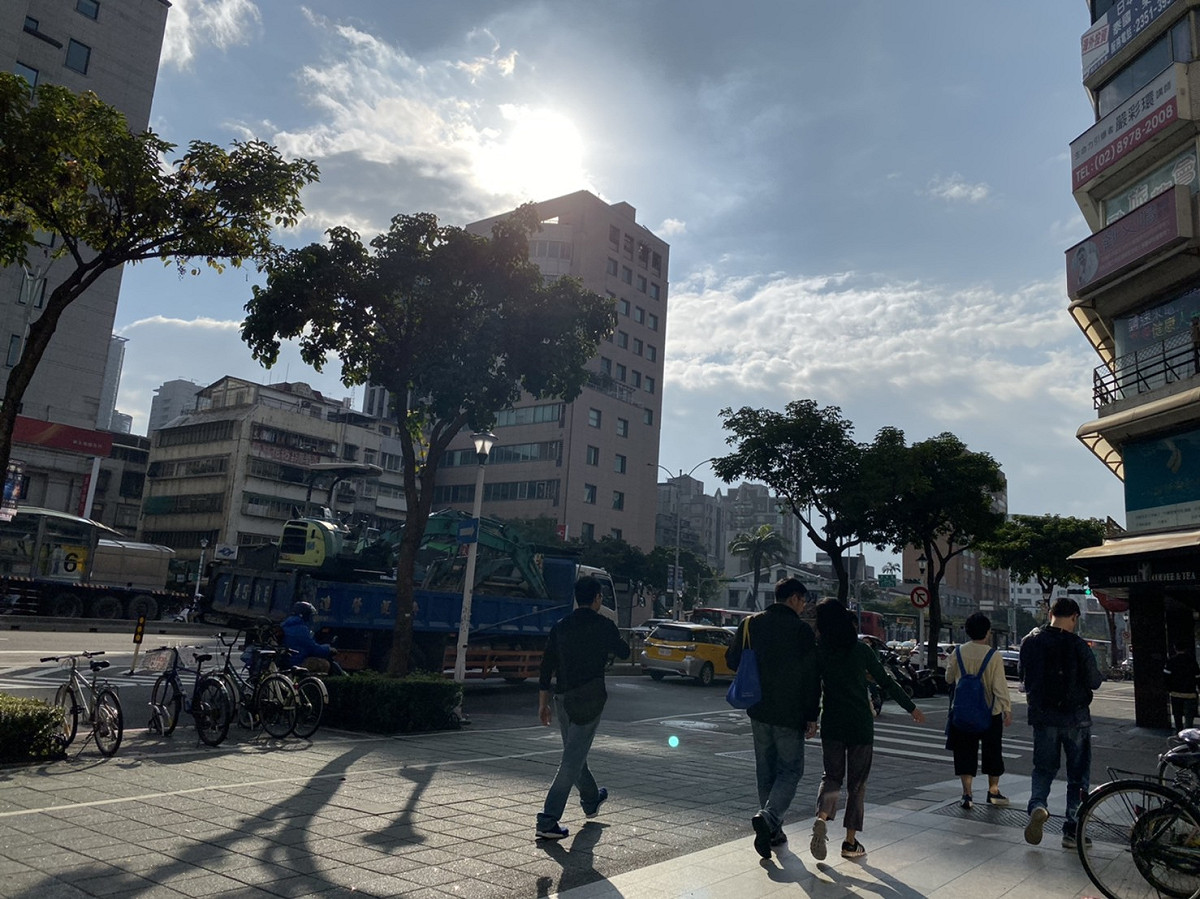 中央氣象局表示，白天隨著陽光露臉，北部高溫約20度 圖：閻芝霖/攝